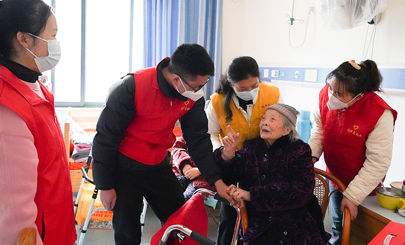 Learning the spirit of Lei Feng in March and warming the nursing home with love